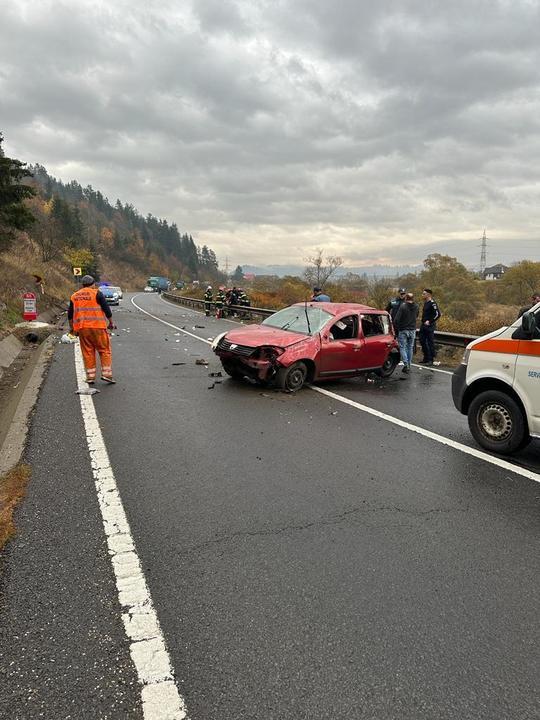 Două persoane au murit pe loc după ce s-au izbit cu putere cu maşina într-un parapet. Accident mortal pe DN 12 în Harghita