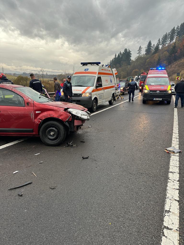 Două persoane au murit pe loc după ce s-au izbit cu putere cu maşina într-un parapet. Accident mortal pe DN 12 în Harghita