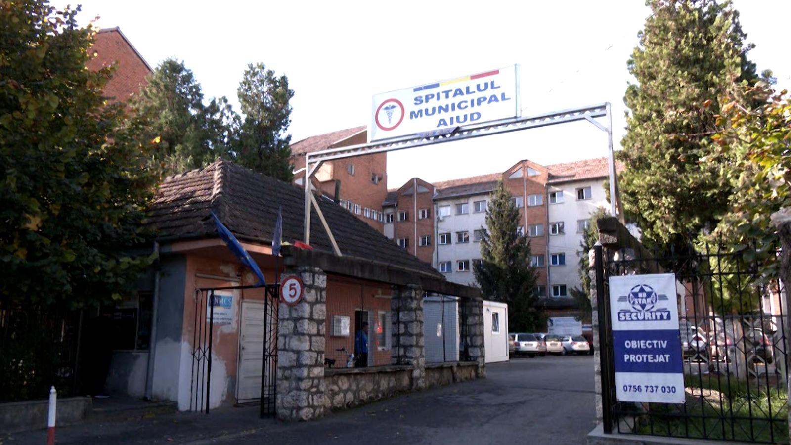 Anchetă la spitalul din Arad. Medicii sunt acuzaţi că au trimis acasă un băieţel cu clavicula ruptă, spunând că e "doar speriat"