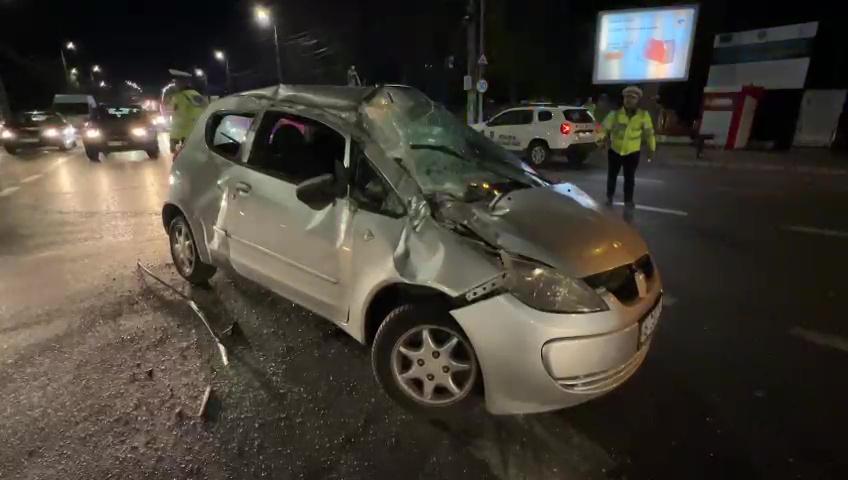 Un blindat TAB a făcut zob un Mitsubishi pe o stradă din Iaşi, în drum spre un exerciţiu militar. O şoferiţă a intrat din plin cu maşina în convoi