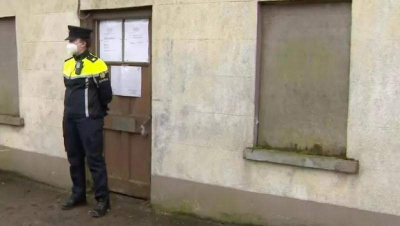 "Am văzut nişte picioare sub pătură". Cadavrul unui bărbat mort de 20 de ani, descoperit în patul său de lucrătorii de la deratizare, în Irlanda