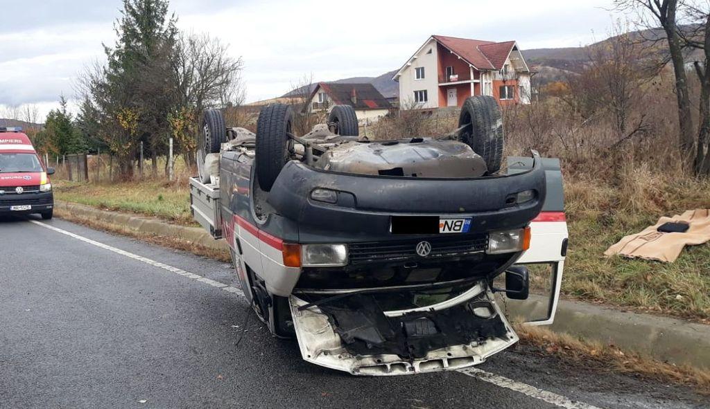 Trei copii răniţi, după ce o camionetă s-a răsturnat pe mijlocul şoselei şi i-a acroşat, pe DN15A în Bistriţa. Şoferul este inconştient