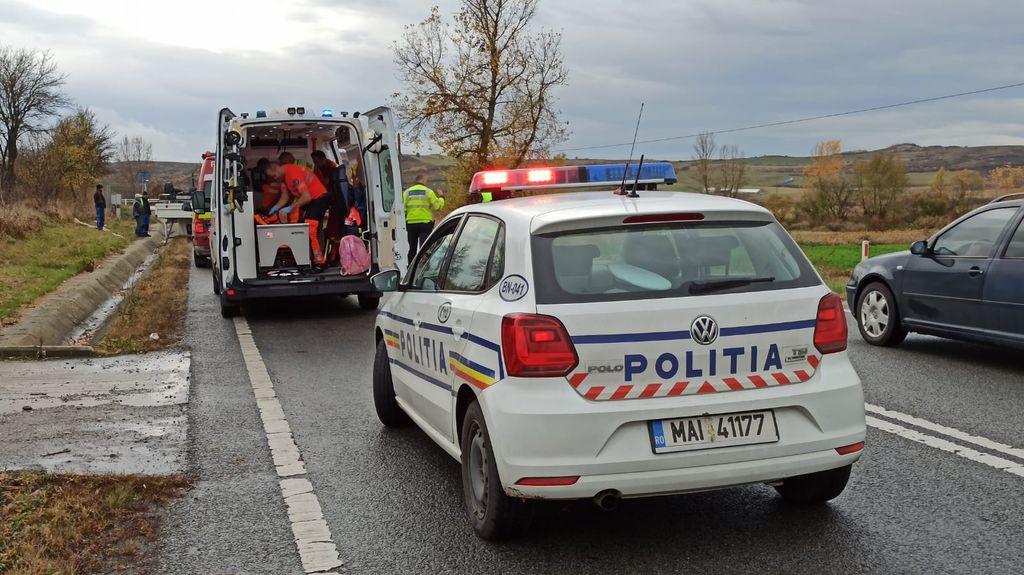 Trei copii răniţi, după ce o camionetă s-a răsturnat pe mijlocul şoselei şi i-a acroşat, pe DN15A în Bistriţa. Şoferul este inconştient