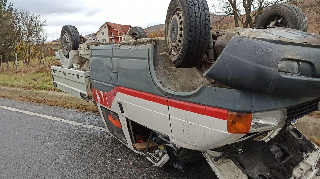 Trei copii răniţi, după ce o camionetă s-a răsturnat pe mijlocul şoselei şi i-a acroşat, pe DN15A în Bistriţa. Şoferul este inconştient
