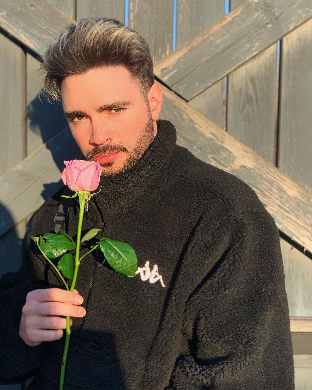 Influencer celebru, arestat după ce ar fi agresat minore de 13 şi 15 ani şi le-ar fi fotografiat pe ascuns în ipostaze indecente. Bărbatul neagă acuzaţiile