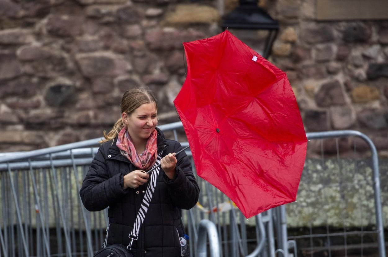 28 de judeţe intră sub două coduri galbene de vânt puternic, până sâmbătă. Rafalele vor depăşi 50 km/oră