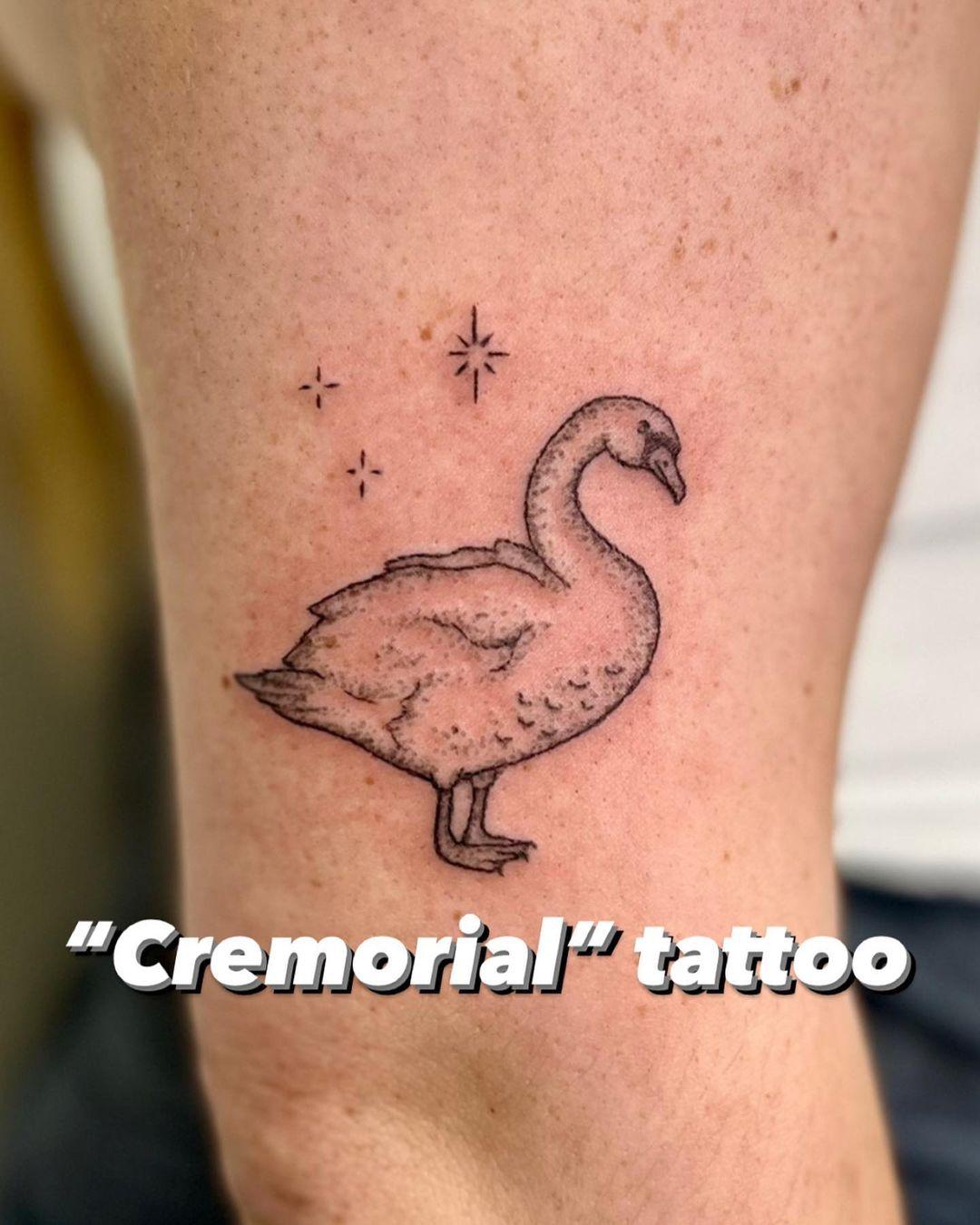 "Va face parte din mine pentru totdeauna". Un salon din LA pune cenuşa celor dragi sub pielea clienţilor îndoliaţi, pentru a-i reuni veşnic