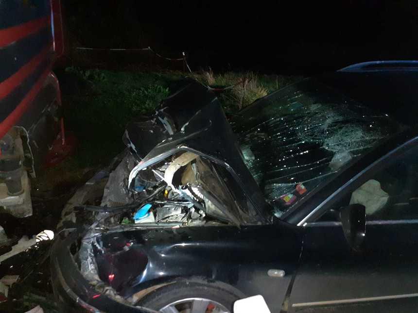 O tânără şi un copilaş de 1 an au ajuns la spital, după ce şoferul unei maşini ar fi adormit la volan şi a intrat într-un camion, în Cluj