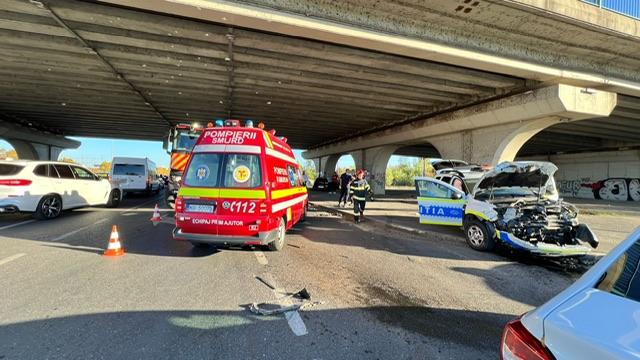 Un Duster al poliţiei, zob după ce s-a izbit într-un BMW condus de o şoferiţă de 26 de ani, în zona Pasajului Grigorescu din București
