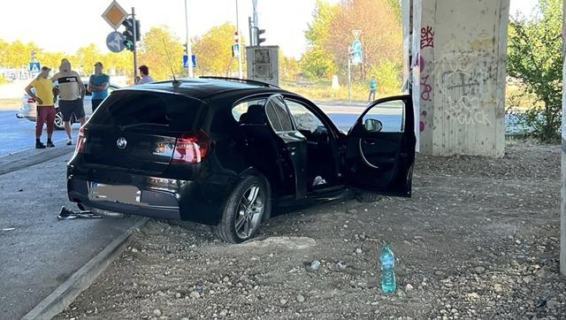 Un Duster al poliţiei, zob după ce s-a izbit într-un BMW condus de o şoferiţă de 26 de ani, în zona Pasajului Grigorescu din București