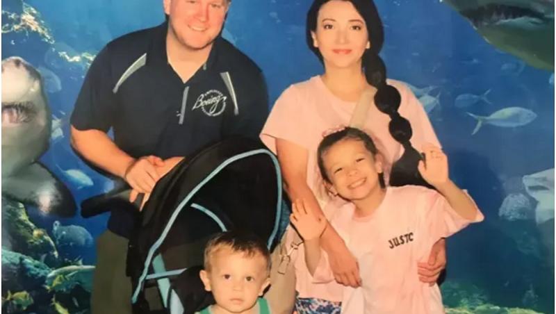 "Erau așezați pe canapea, acoperiți cu o pătură". Și-a înecat cei 2 copilași în cadă, apoi s-a spânzurat într-un dulap. Mama din SUA se lupta pentru custodia lor