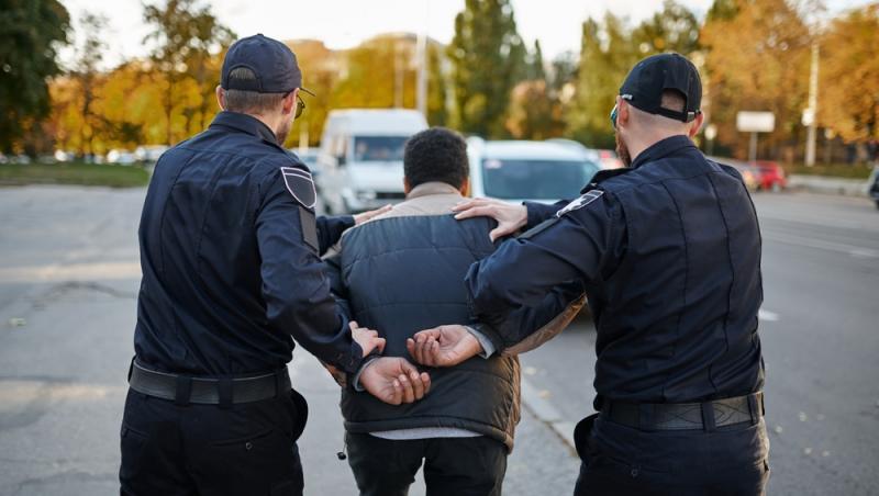Un bărbat de 50 de ani din Tulcea i-a dat foc fiului său, de 24 de ani, după o ceartă. Tânărul a ajuns la spital în stare gravă, tatăl în spatele gratiilor