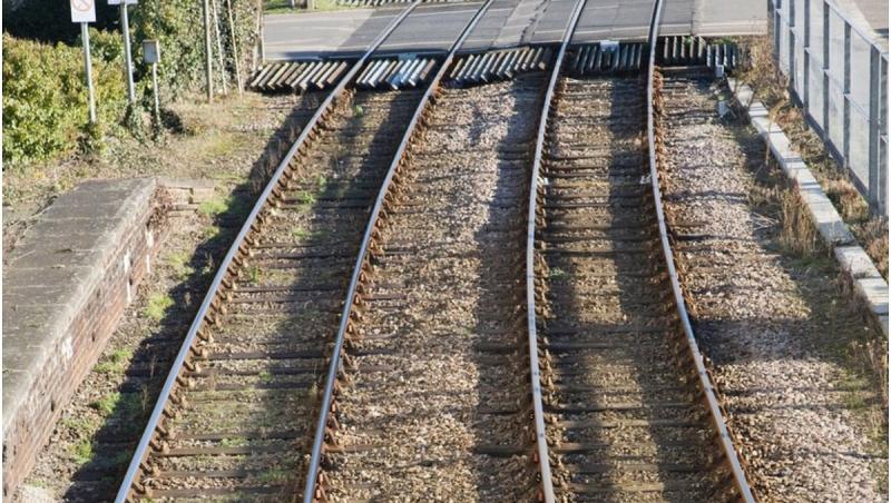 Un adolescent de 16 ani s-ar fi aruncat de pe o pasarelă peste liniile de cale ferată, în Olt. Băiatul, transportat la spital
