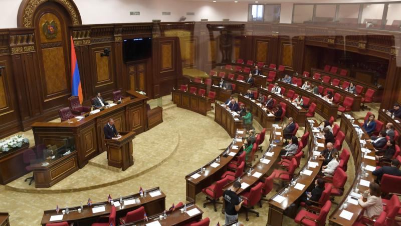 Armenii sfidează Rusia după ce au fost fugăriţi din Nagorno-Karabah. Au ratificat aderarea la Curtea Penală Internaţională