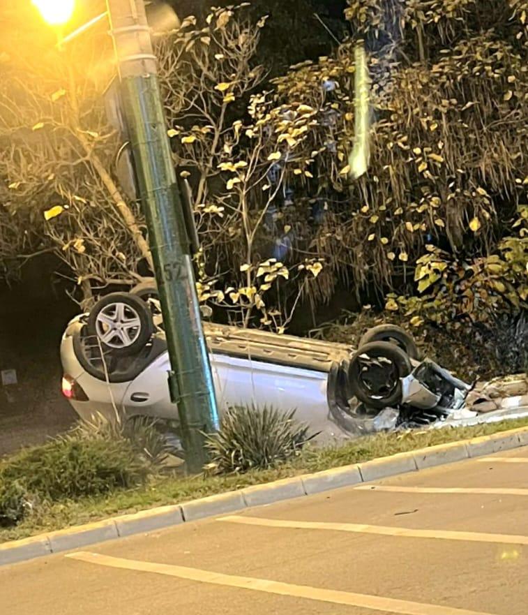 Maşină răsturnată în Mamaia, după un impact puternic cu o autospecială de Poliţie. Agenţii urmăreau un vitezoman