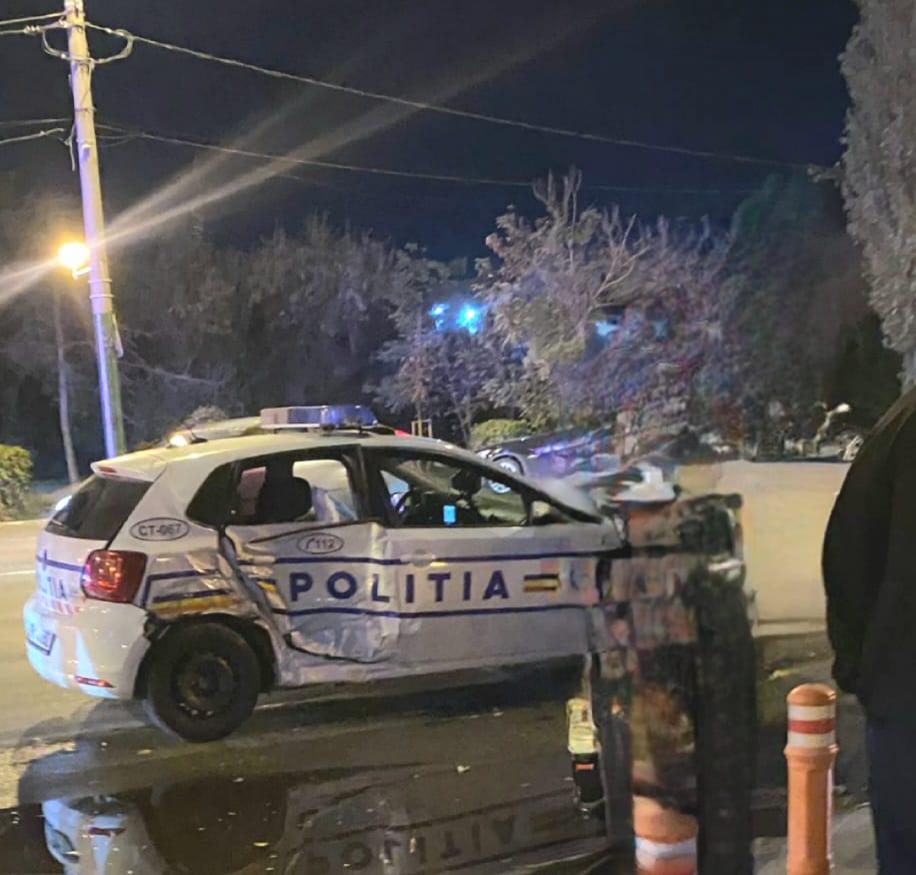 Maşină răsturnată în Mamaia, după un impact puternic cu o autospecială de Poliţie. Agenţii urmăreau un vitezoman