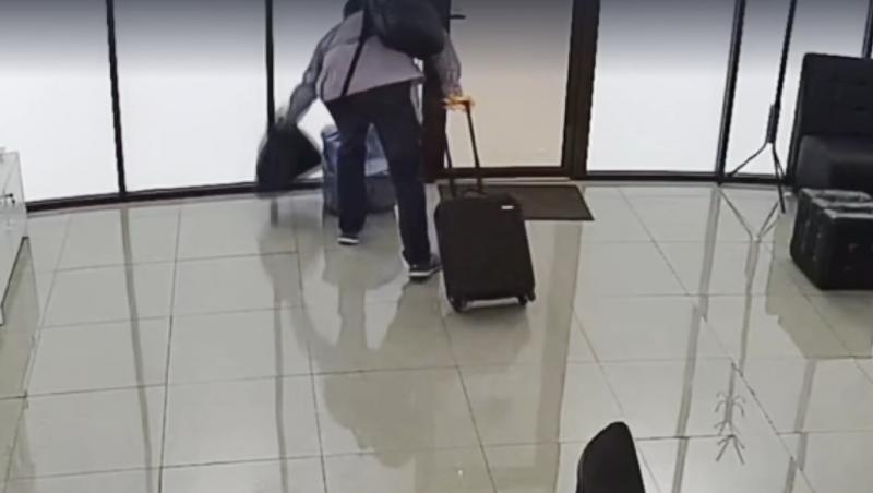 Un rus a furat 53 de telefoane iPhone nou-nouţe din magazinul în care lucra. Omul era în prima lui zi de muncă