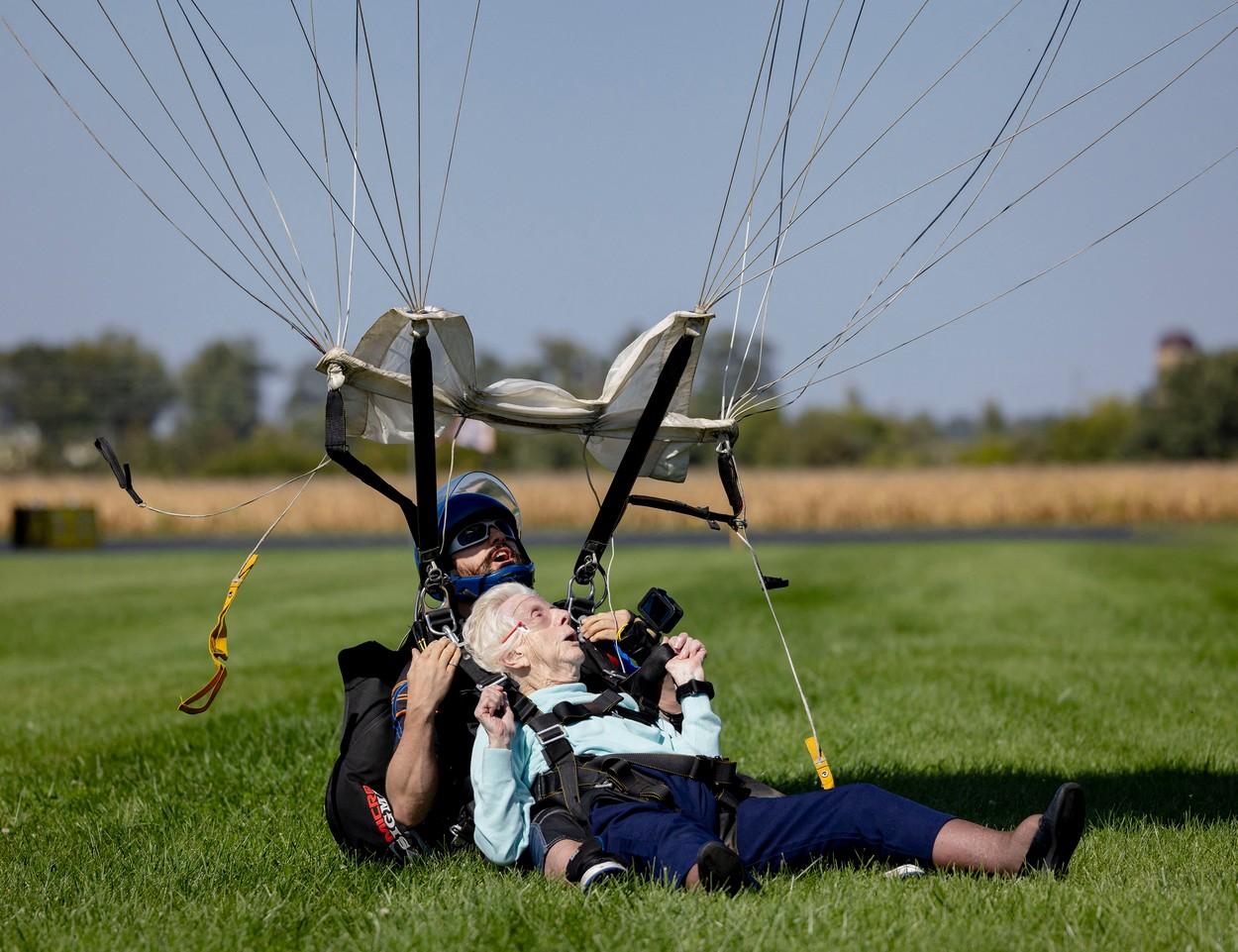 O bătrânică de 104 ani din SUA a sărit cu parașuta de la 13.500 de metri. Vrea să stabilească un nou record