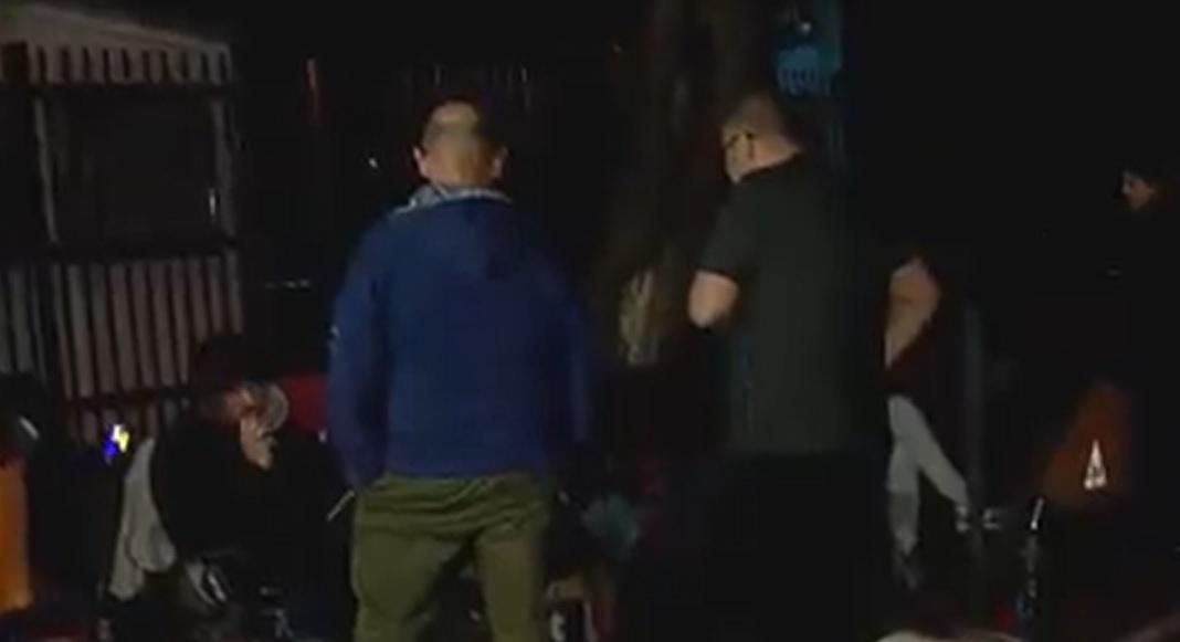 "Cine cedează fizic sau psihic, nu-şi poate înscrie copilul". Părinţii au făcut noapte albă în faţa unei şcoli din Bucureşti pentru a-şi înscrie copiii la after-school