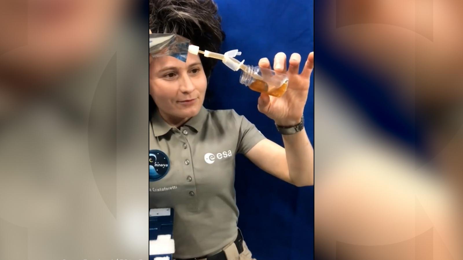 Cum se bea cafeaua în spaţiu. Un astronaut de la Agenţia Spaţială Europeană a pregătit un tutorial pentru internauţi