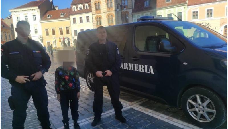 Băiețel de 7 ani, rătăcit de grup zeci de minute, în timp ce se afla în excursie, în Brașov. Mama unui copilaș cu care băiatul se juca a alertat autoritățile