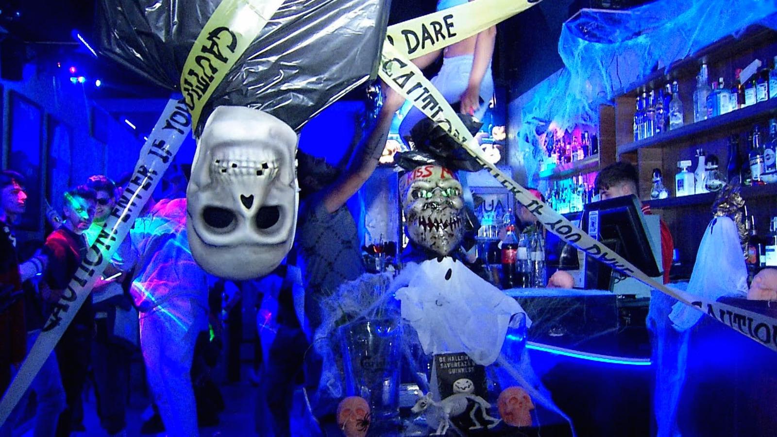 Noaptea de Halloween, motiv de distracție pentru tineri. Centrul Vechi a fost împânzit de costumații înfricoșătoare