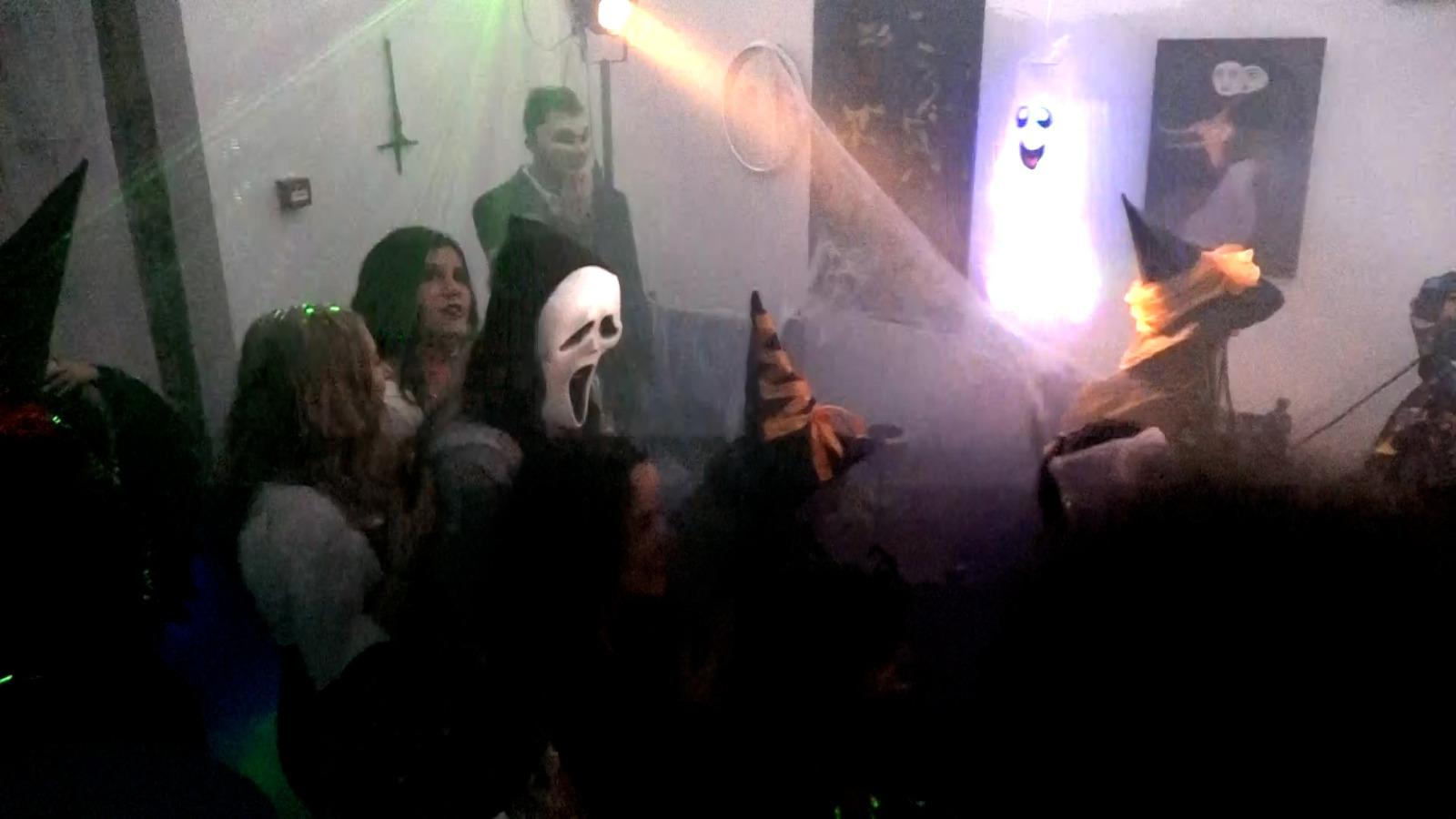 Noaptea de Halloween, motiv de distracție pentru tineri. Centrul Vechi a fost împânzit de costumații înfricoșătoare