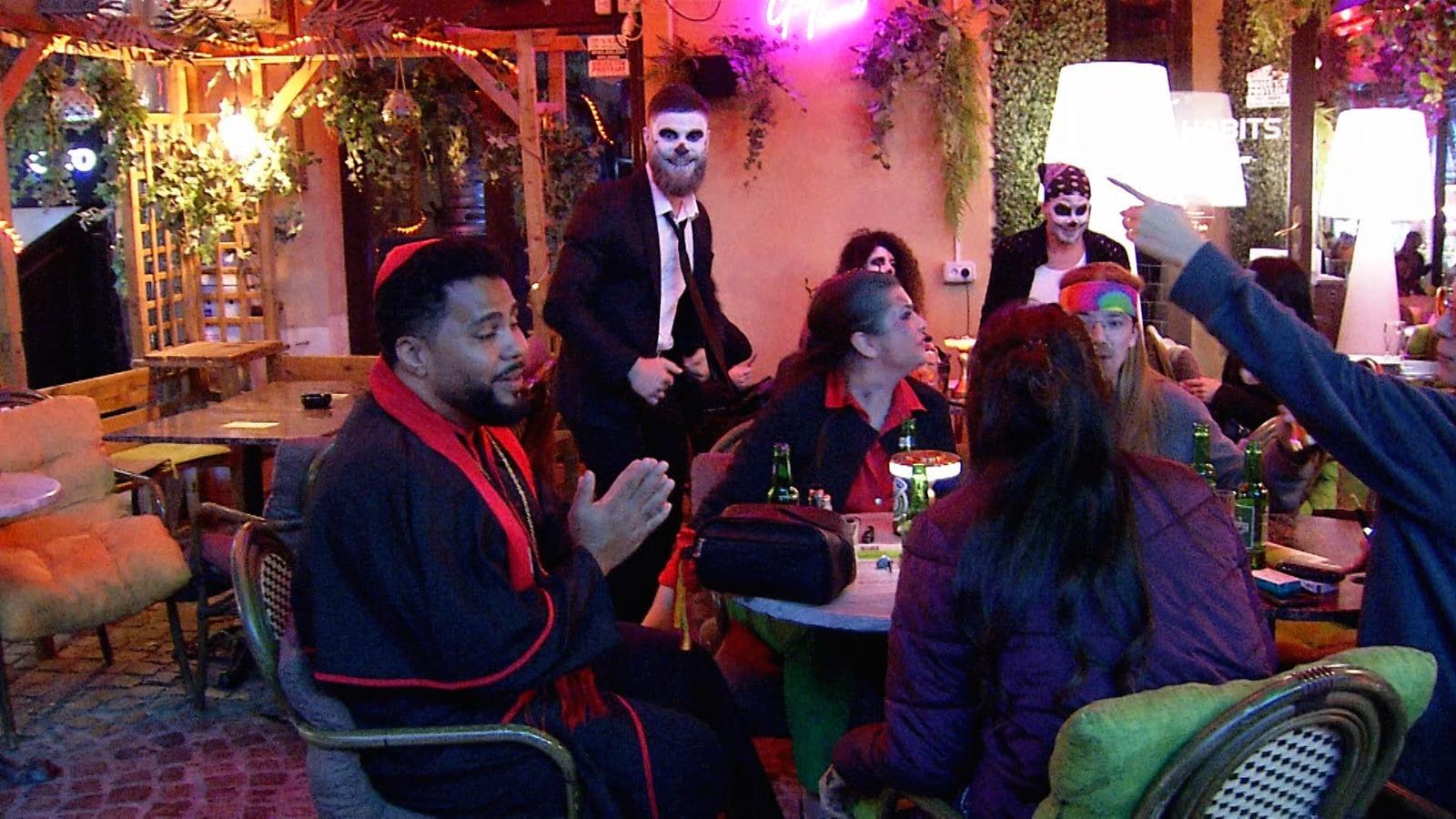 Noaptea de Halloween, motiv de distracție pentru tineri. Centrul Vechi a fost împânzit de costumații înfricoșătoare