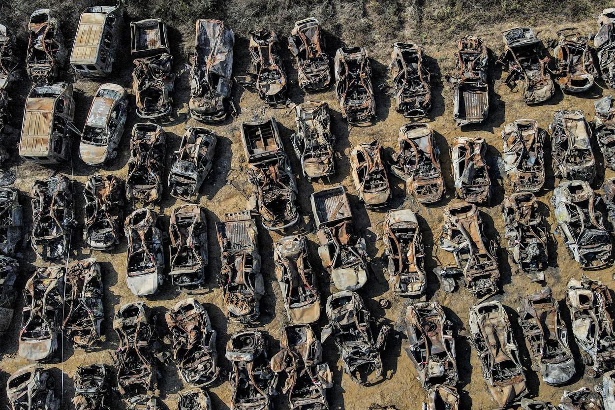 Imagini tulburătoare cu sutele de maşini distruse de Hamas la "festivalul morţii" din Israel. ''Suntem într-un război dur. Va fi un război lung''