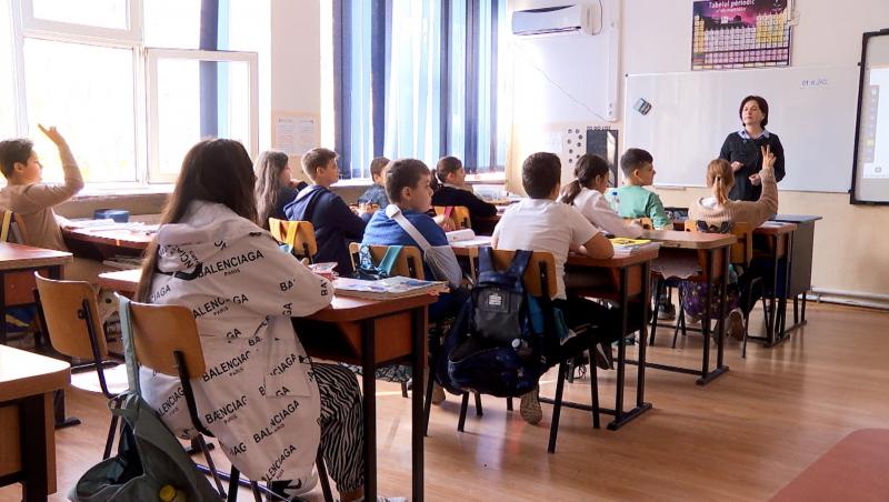 Burse şcolare 2023 - 2024. Ce medie au elevii care primesc bani de la stat: sunt şi copii care abia trec clasa