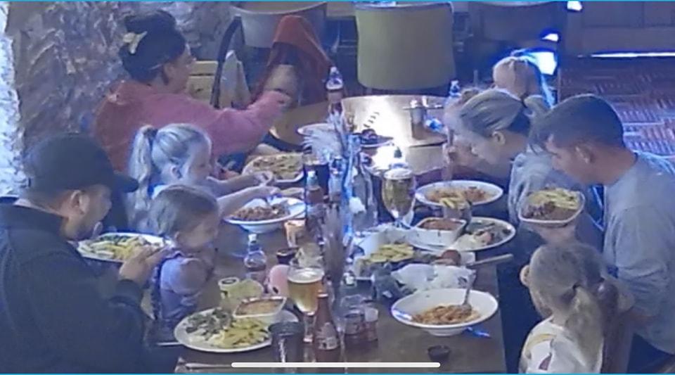 O familie a mâncat pe săturate de 300 de euro într-un restaurant din UK, apoi a dat bir cu fugiţii fără să plătească. Patronii oferă recompensă