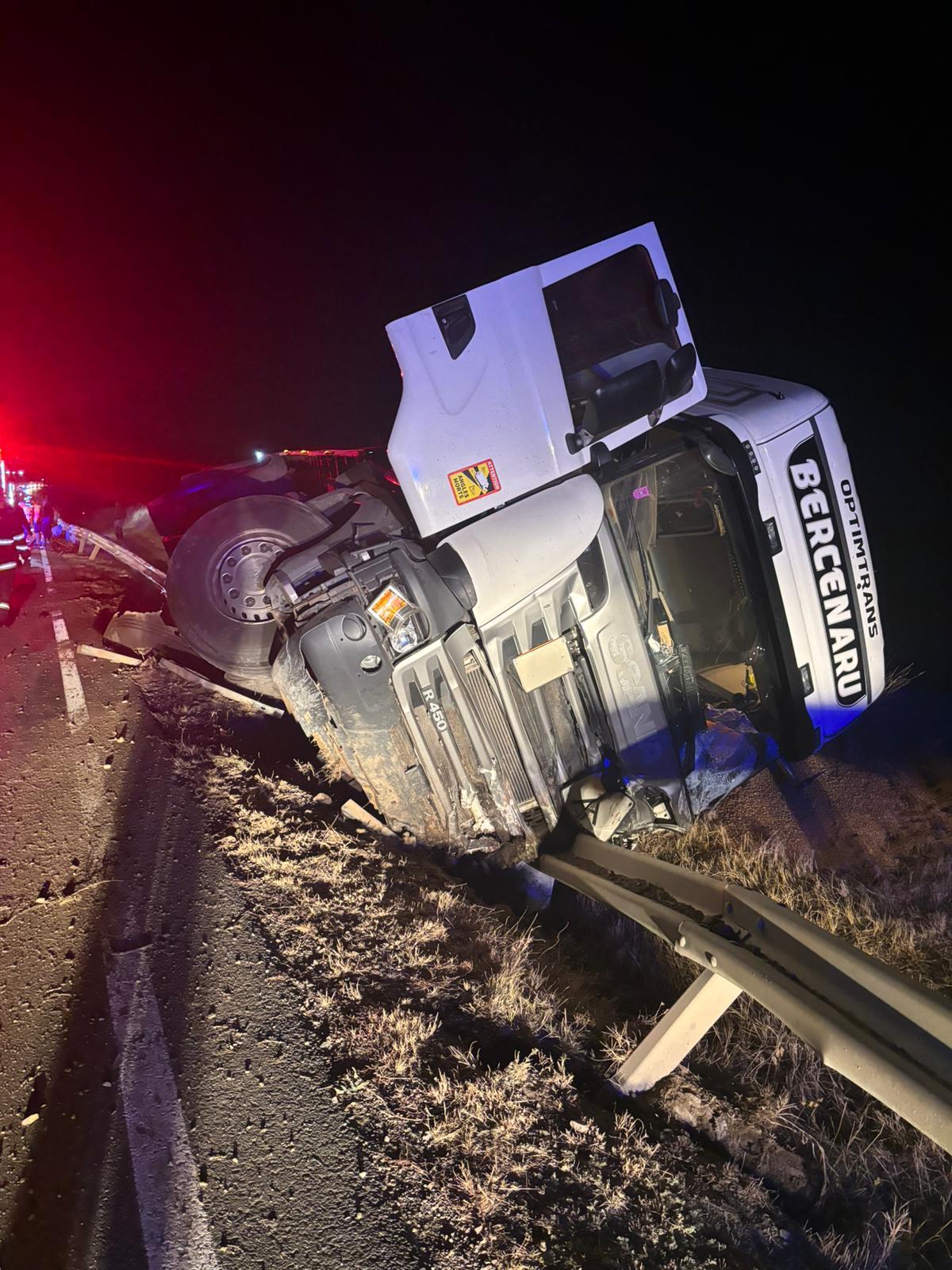 Accident extram de grav, lângă Galaţi. Un tânăr de 24 de ani a murit pe loc după ce a tăiat o curbă şi a intrat într-un TIR