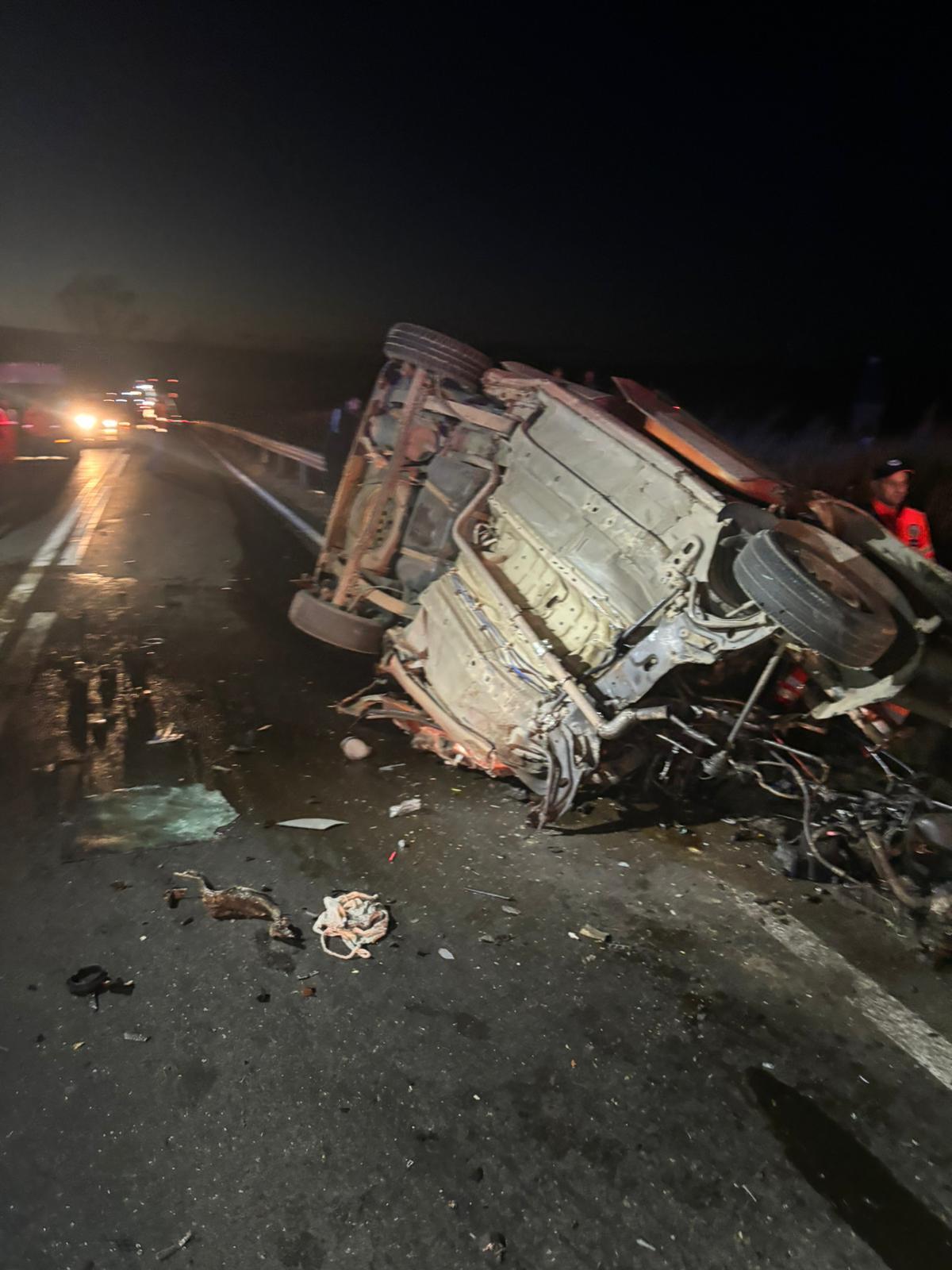 Accident extram de grav, lângă Galaţi. Un tânăr de 24 de ani a murit pe loc după ce a tăiat o curbă şi a intrat într-un TIR