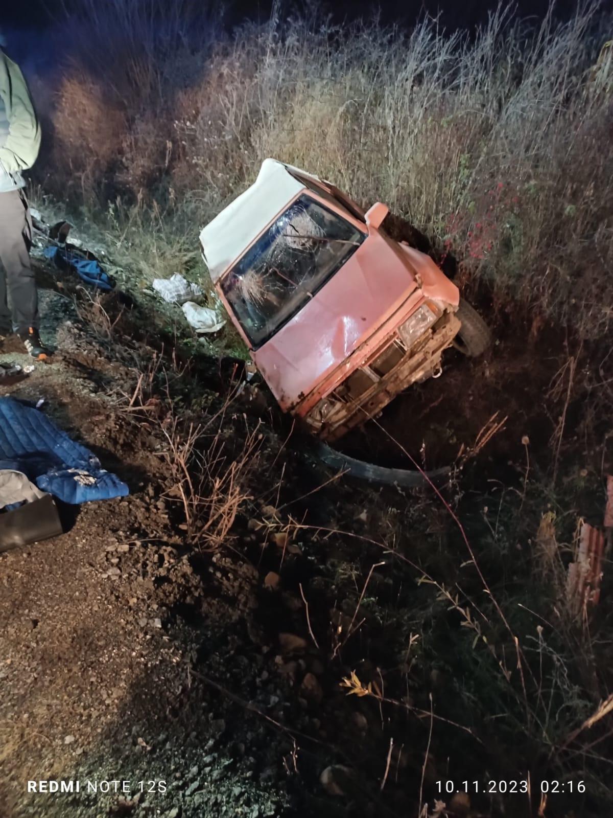 Un bărbat beat şi fără permis s-a răsturnat cu maşina într-un şant din Bistriţa, apoi a fugit. Şi-a abandonat pasagerul sub greutatea maşinii