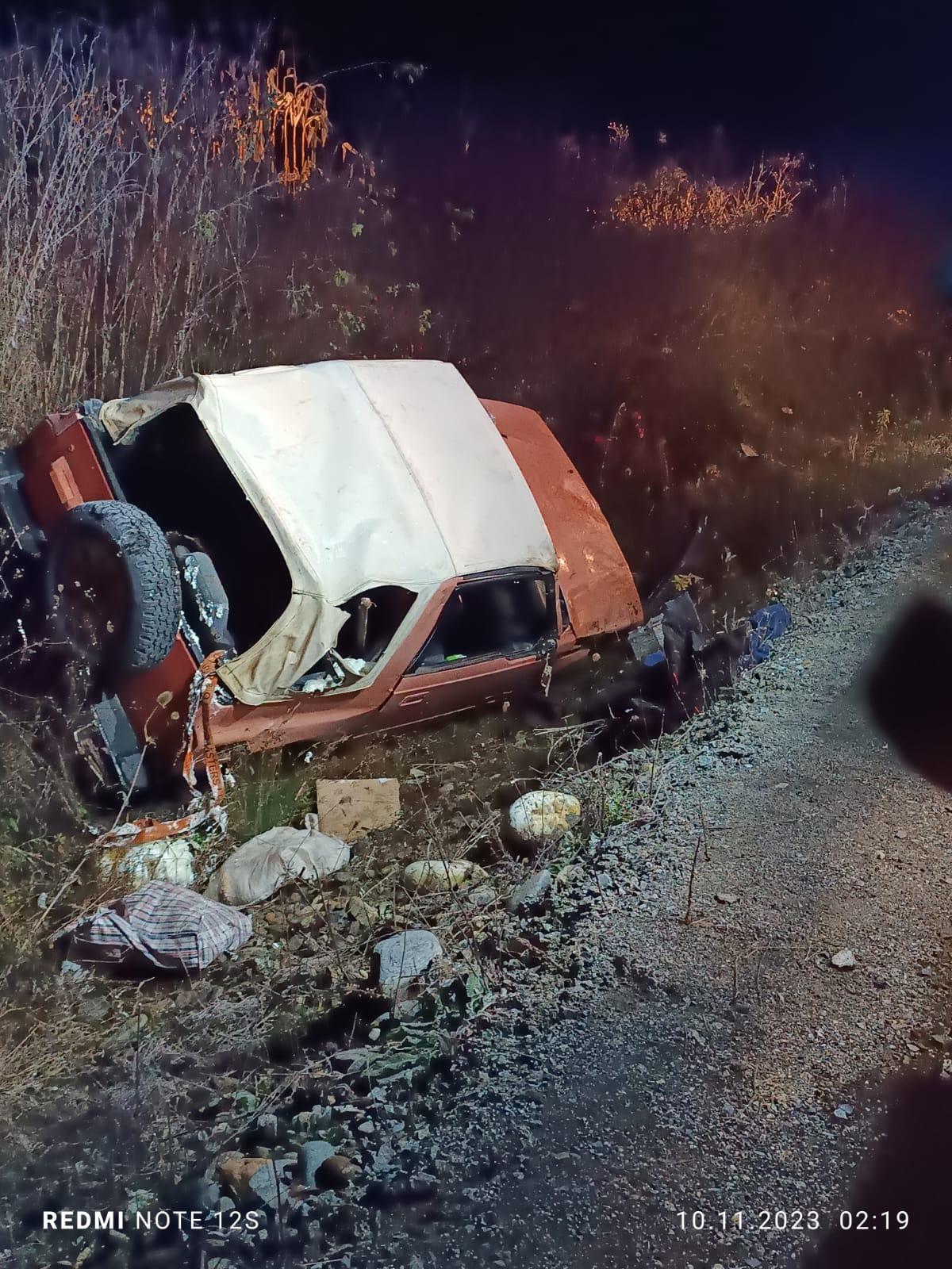 Un bărbat beat şi fără permis s-a răsturnat cu maşina într-un şant din Bistriţa, apoi a fugit. Şi-a abandonat pasagerul sub greutatea maşinii