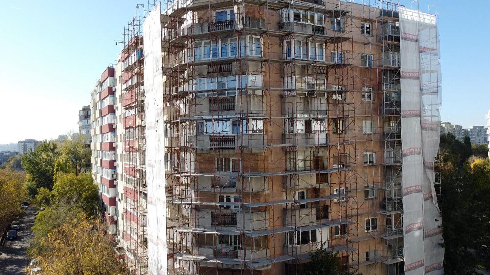 A "îngheţat" anveloparea blocurilor. Peste 3.000 de imobile din Capitală nu sunt încă reabilitate termic, deşi iarna bate la uşă