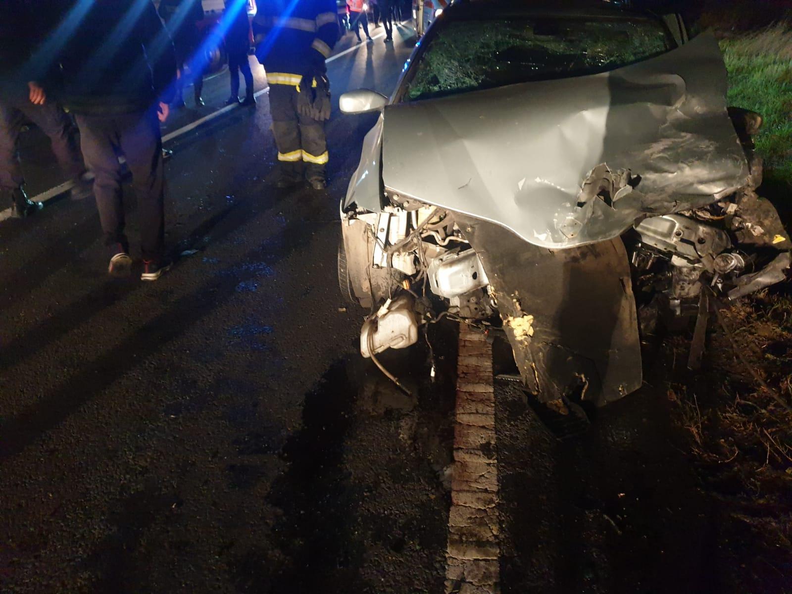 Cinci persoane rănite, după ce au rămas blocate între fiare, după un accident cumplit în Vaslui. Caroseria s-a împrăştiat zeci de metri