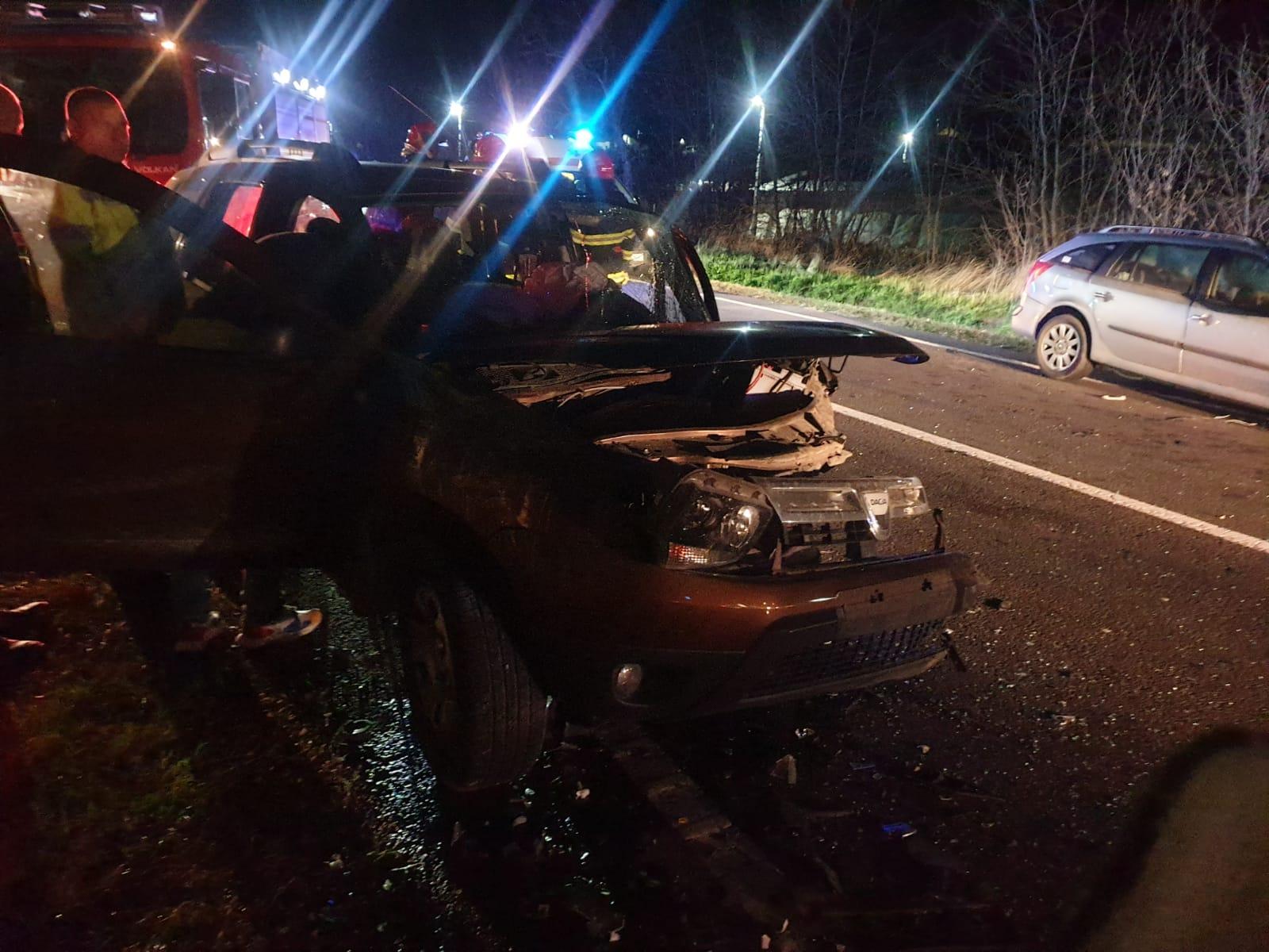 Cinci persoane rănite, după ce au rămas blocate între fiare, după un accident cumplit în Vaslui. Caroseria s-a împrăştiat zeci de metri