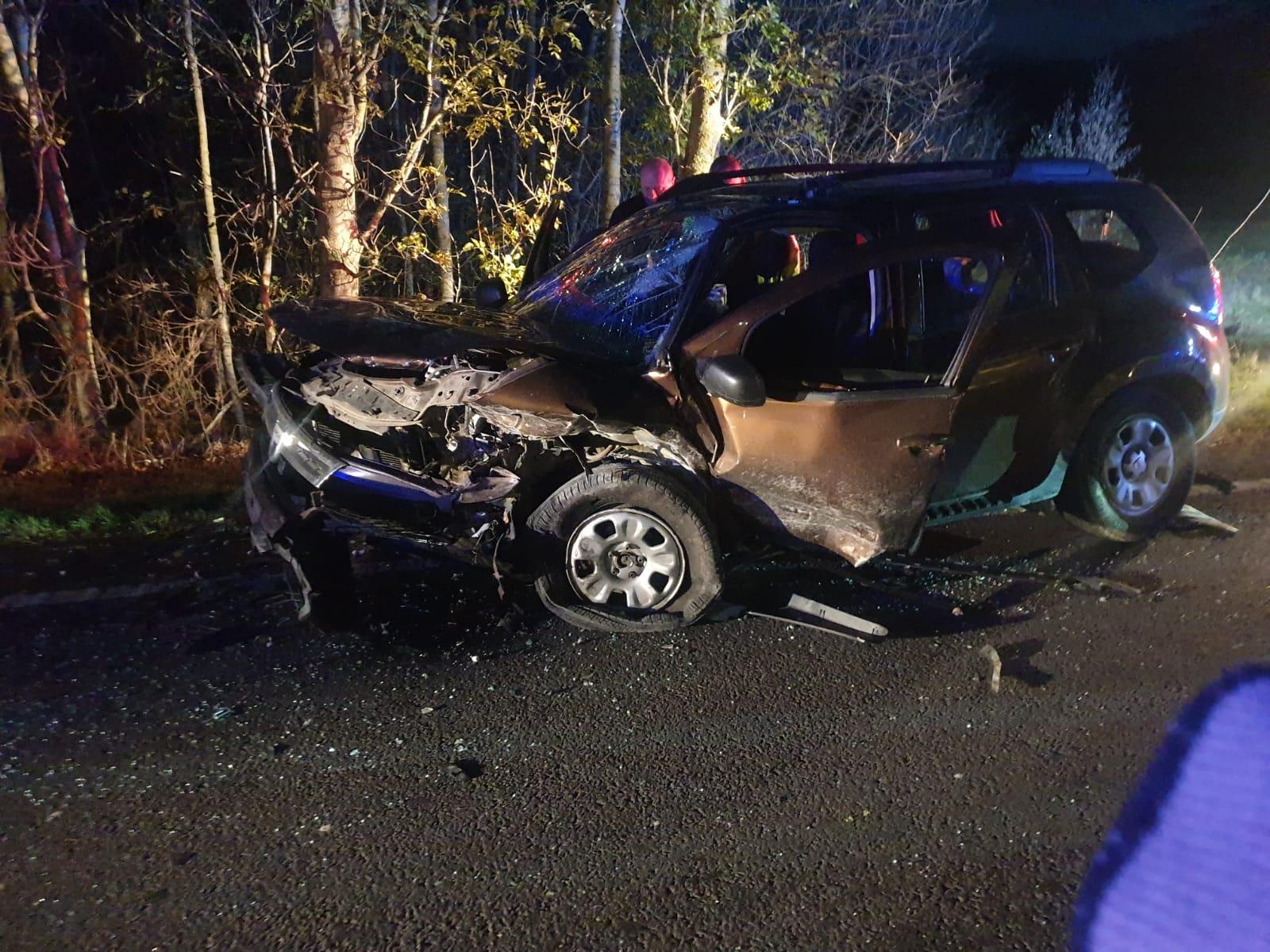 Cinci persoane rănite, după ce au rămas blocate între fiare, după un accident cumplit în Vaslui. Caroseria s-a împrăştiat zeci de metri