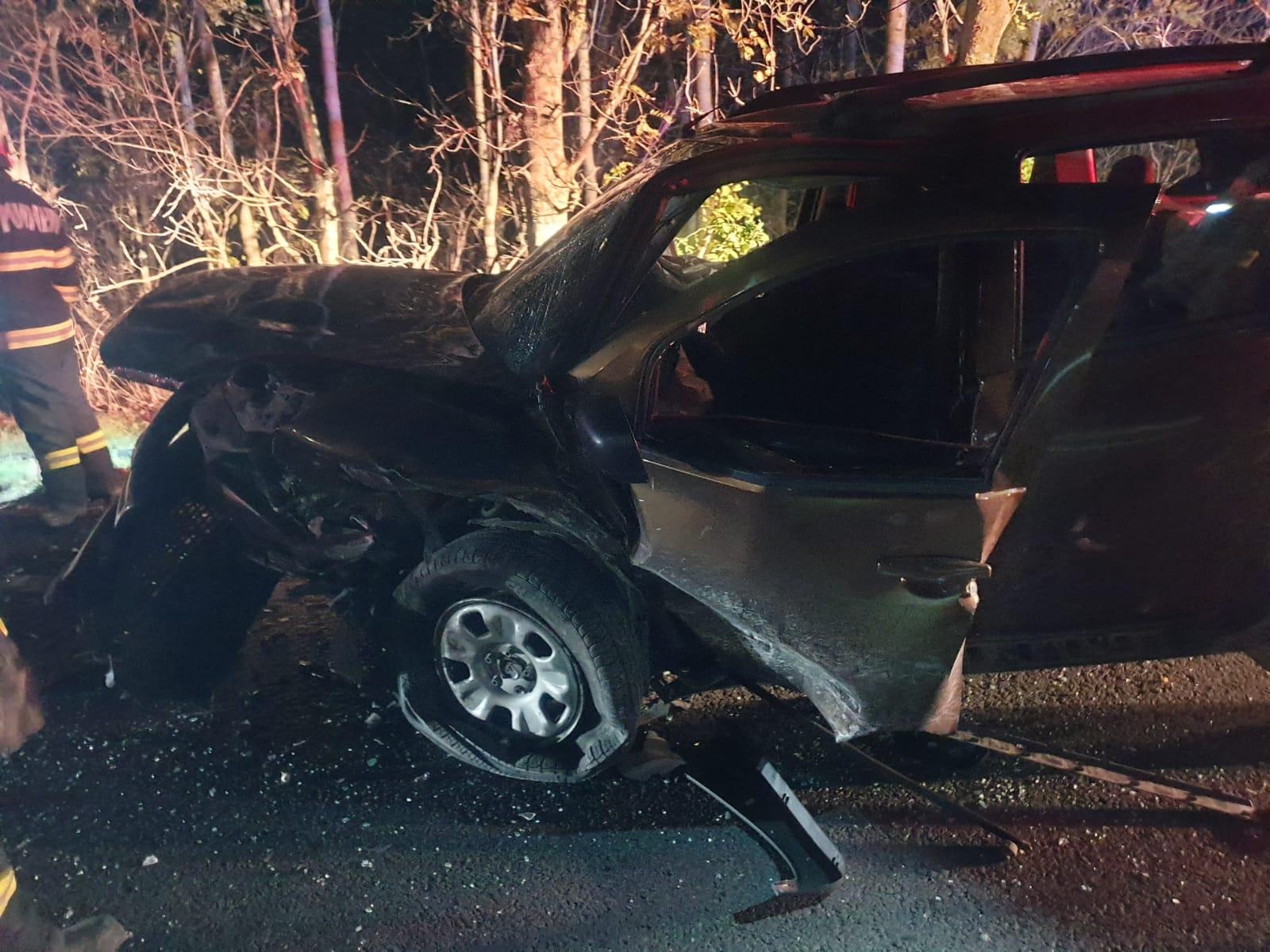 Cinci persoane rănite, după ce au rămas blocate între fiare, după un accident cumplit în Vaslui. Caroseria s-a împrăştiat zeci de metri