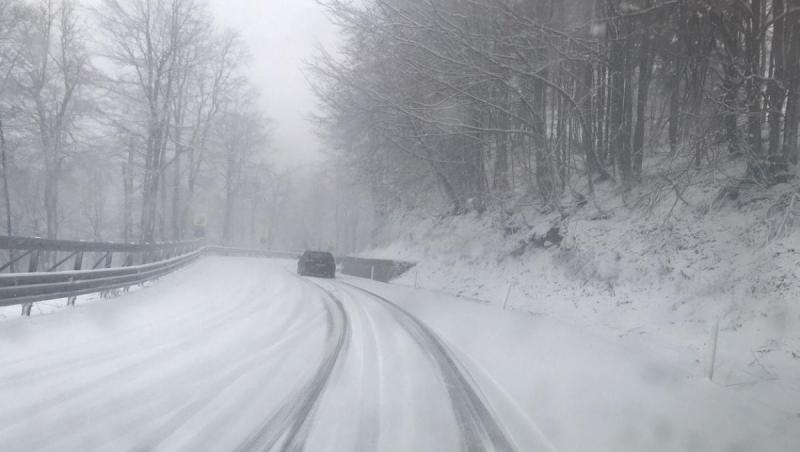 Trei județe, sub avertizări cod portocaliu de ninsori viscolite și vânt puternic, în zona de munte. Rafale de peste 120 km/h