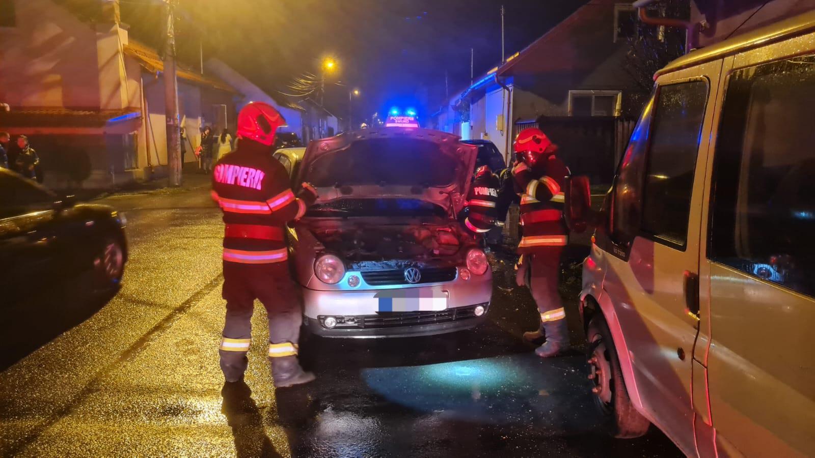 Accident cumplit în Petroşani. Trei adolescente de 13 şi 14 ani au ajuns la spital, după ce două maşini s-au buşit puternic