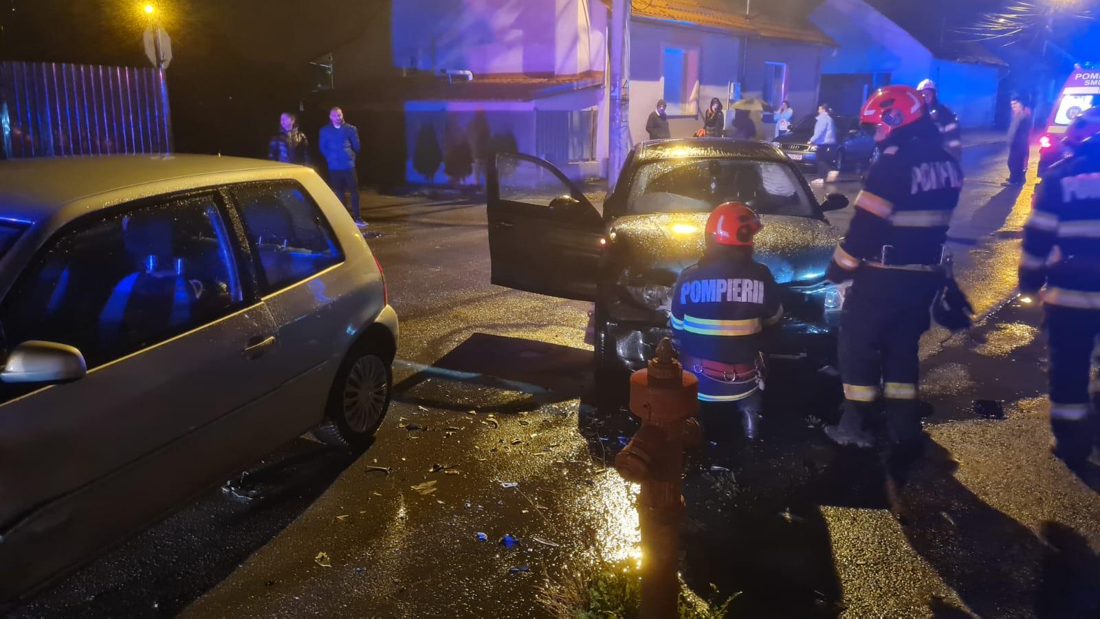 Accident cumplit în Petroşani. Trei adolescente de 13 şi 14 ani au ajuns la spital, după ce două maşini s-au buşit puternic