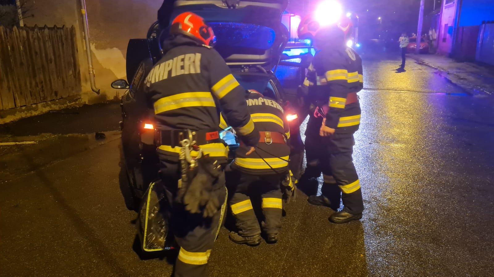 Accident cumplit în Petroşani. Trei adolescente de 13 şi 14 ani au ajuns la spital, după ce două maşini s-au buşit puternic