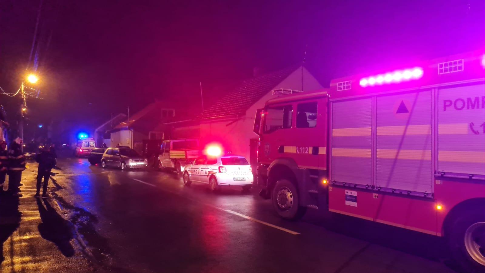 Accident cumplit în Petroşani. Trei adolescente de 13 şi 14 ani au ajuns la spital, după ce două maşini s-au buşit puternic