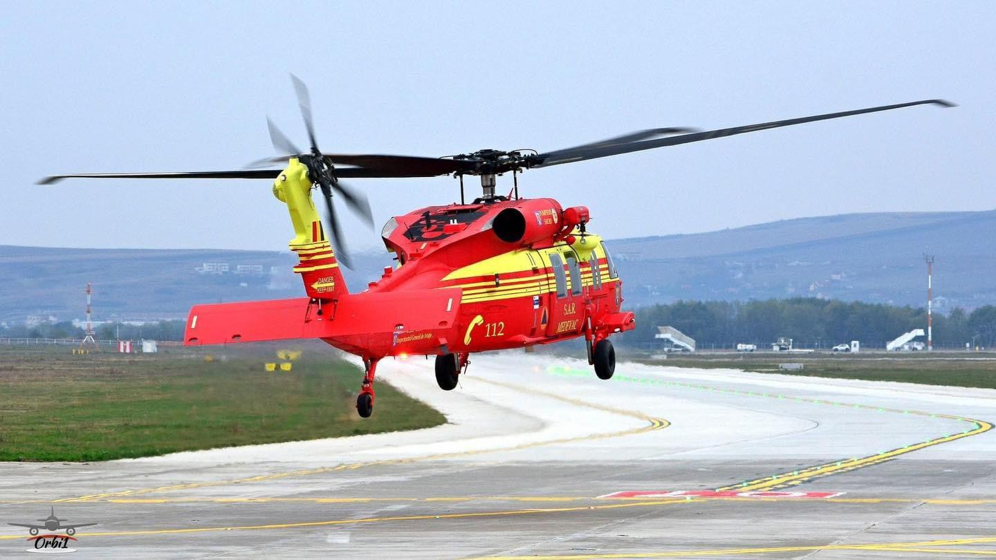 Imagini cu primul avion BlackHawk, destinat situaţiilor de urgenţă, sosit în România. Vom primi alte 6 modele până la finalul anului