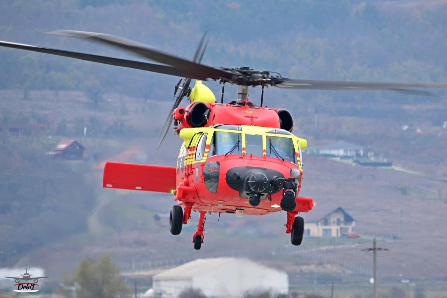 Imagini cu primul avion BlackHawk, destinat situaţiilor de urgenţă, sosit în România. Vom primi alte 6 modele până la finalul anului