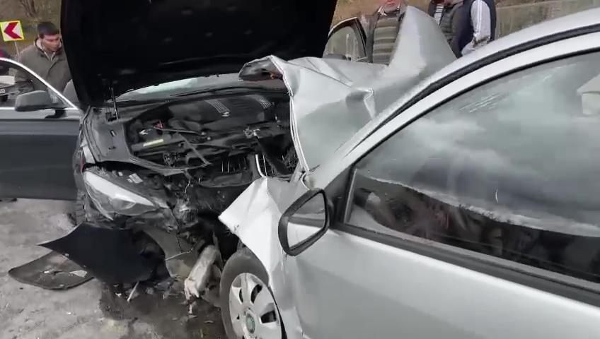 Două femei încarcerate şi 3 copii răniţi, după ce două maşini s-au ciocnit frontal pe DN 2D în Vrancea. Traficul, blocat pe un sens