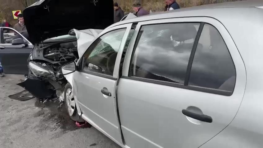 Două femei încarcerate şi 3 copii răniţi, după ce două maşini s-au ciocnit frontal pe DN 2D în Vrancea. Traficul, blocat pe un sens