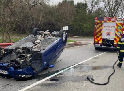 Un bărbat şi-a pus viaţa în pericol pentru a evita un căţel de pe mijlocul drumului. S-a răsturnat cu maşina, apoi a ajuns la spital